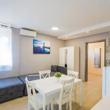 Riviera Apartmanhaz *